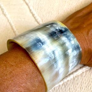 BRACELET.